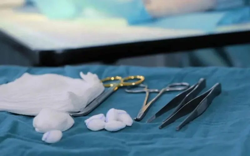 Un chirurgien a oublié une compresse dans le ventre de sa patiente