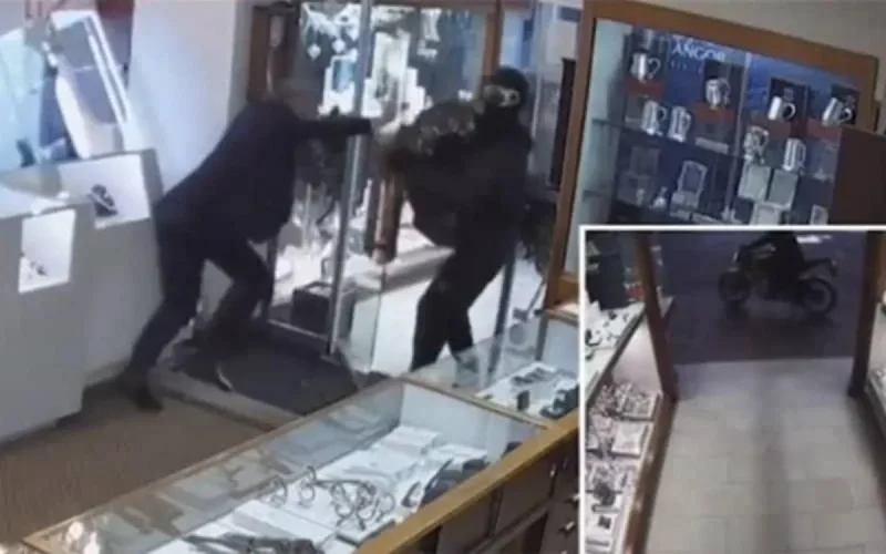 Le braqueur d'une bijouterie tombe nez à nez avec des policiers