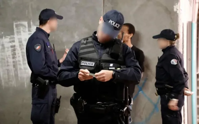 Quand les colonnes de la police française « puent » racisme et violence