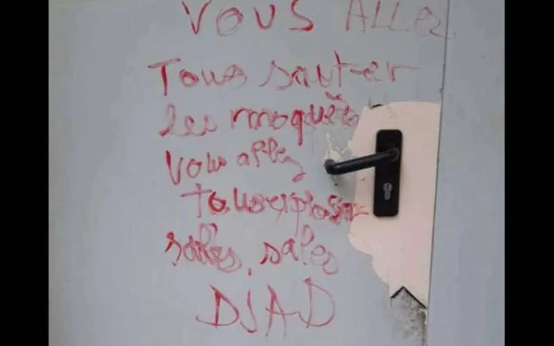 Beaucaire : une mosquée recouverte de tags racistes et menaçants