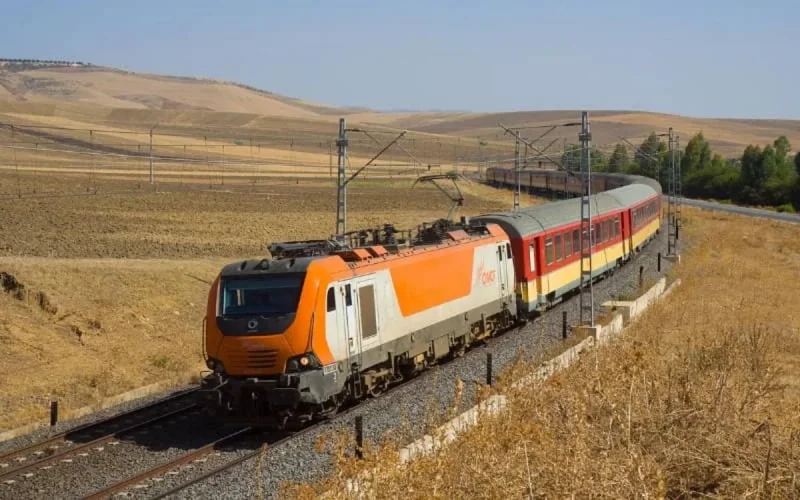 Maroc : un jeune saute d'un train en marche