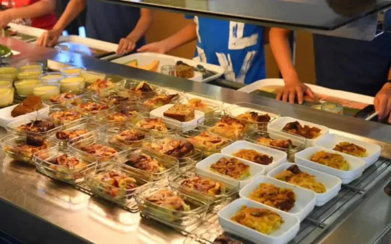 Béziers : des familles musulmanes scandalisées par la suppression des menus sans porc à la cantine