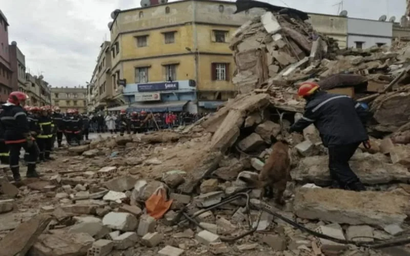Un survivant extrait des décombres à Casablanca (vidéo)