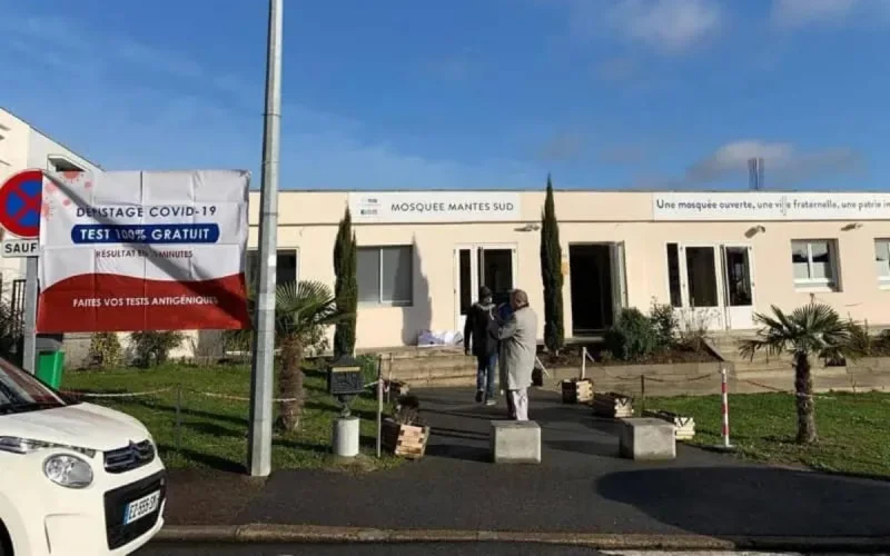 Yvelines : une opération inédite de dépistage du Covid à la mosquée