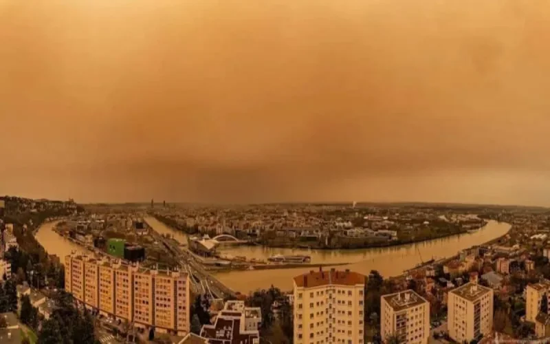 Voici pourquoi le ciel était de couleur orange ce samedi en France