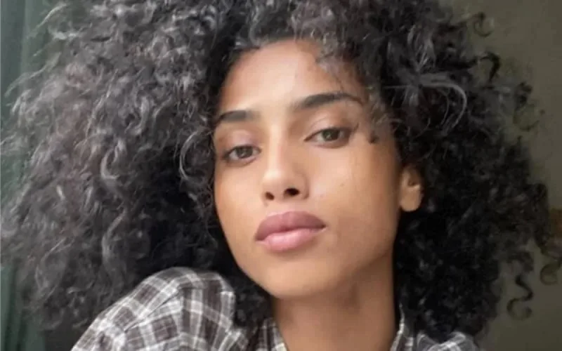 Le geste du cœur d'Imaan Hammam le jour de la Saint-Valentin