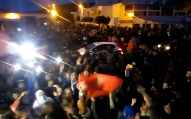 Les habitants de Fnideq défient les autorités et redescendent dans la rue