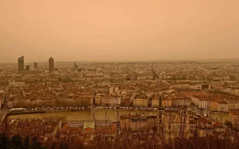 Des poussières de sable du Sahara marocain se déplacent en France ce lundi