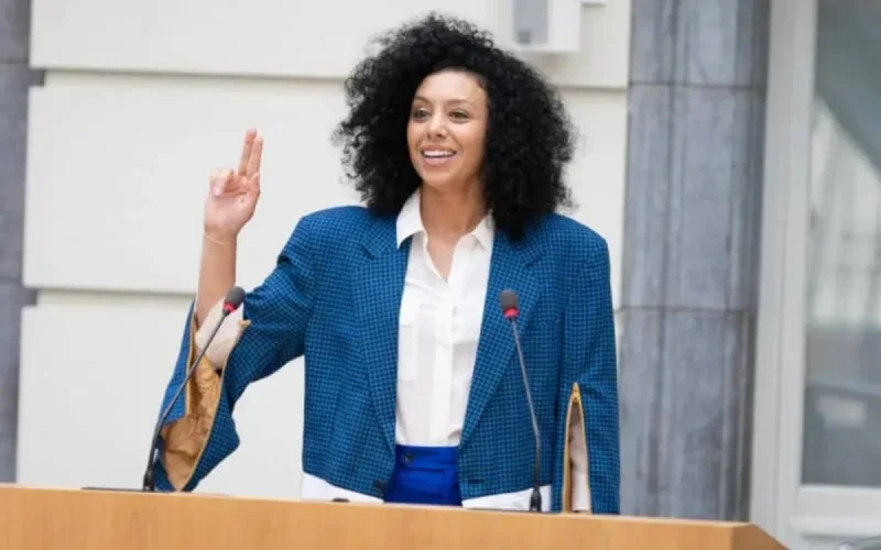 La députée Sihame El Kaouakibi suspendue pour six mois de l'Open VLD