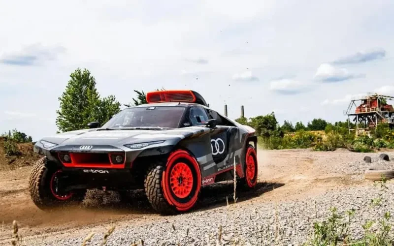 Le pilote Carlos Sainz et Audi font des essais au Maroc