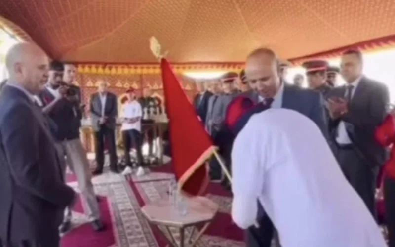 Polémique à Safi : la vidéo d'un baisemain à un responsable choque les Marocains