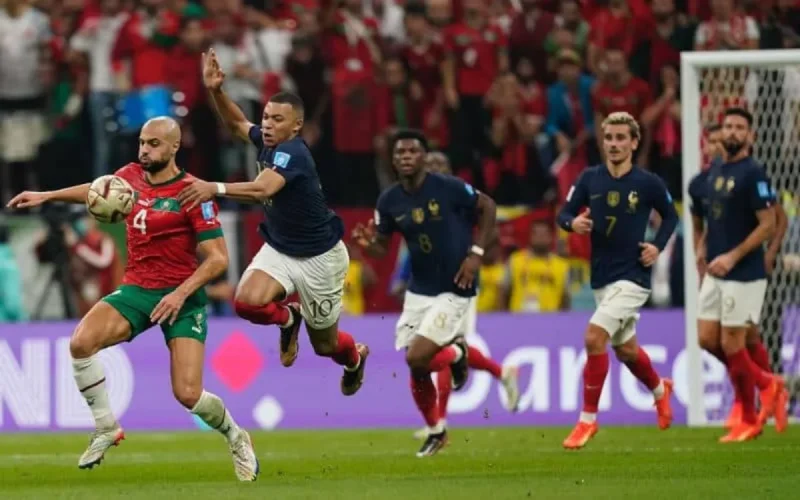 Les ballons des matchs du Maroc contre la France et la Croatie exposés au public marocain