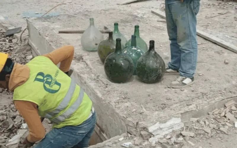 Découverte de 15 grandes bouteilles Dames Jeanne datant du 14eme siècle à Tanger