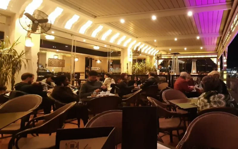 Maroc : des cafés interdisent l'accès aux célibataires