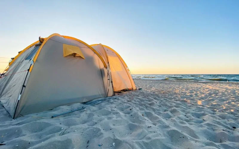 Maroc : Face à l'explosion des prix des hôtels, les tentes fleurissent sur les plages