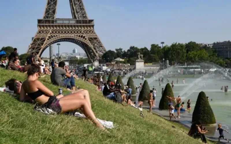 Une masse d'air chaud du Maroc provoque des records de chaleur en France