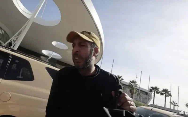 Marrakech retire le permis au chauffeur de taxi arnaqueur d'un YouTubeur