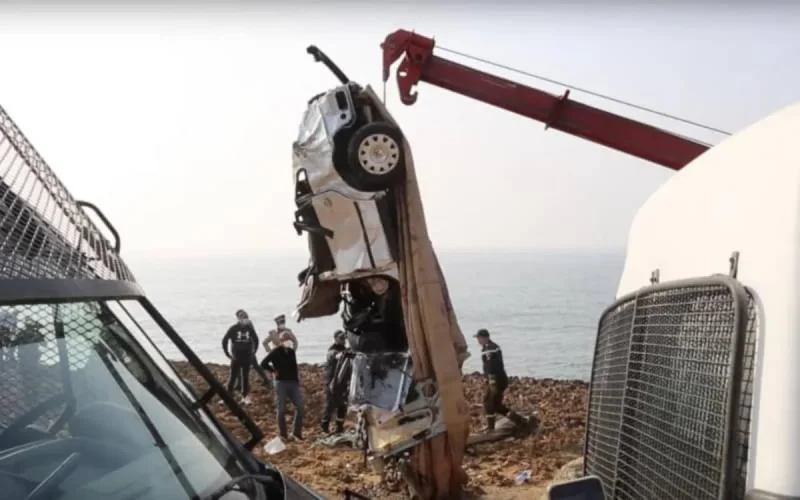 La voiture tombée à la mer à Rabat repêchée avec deux corps (Vidéo)