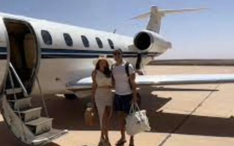 Un couple partage le bonheur de voyager en jet privé entre le Royaume-Uni et Marrakech