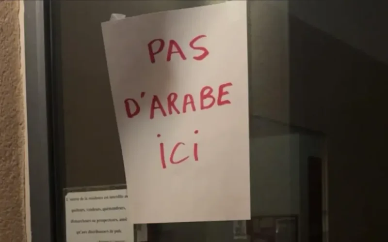 « Pas d'Arabe ici » : L'affiche de la honte qui secoue une résidence d'Entraigues-sur-la-Sorgue (Vaucluse)