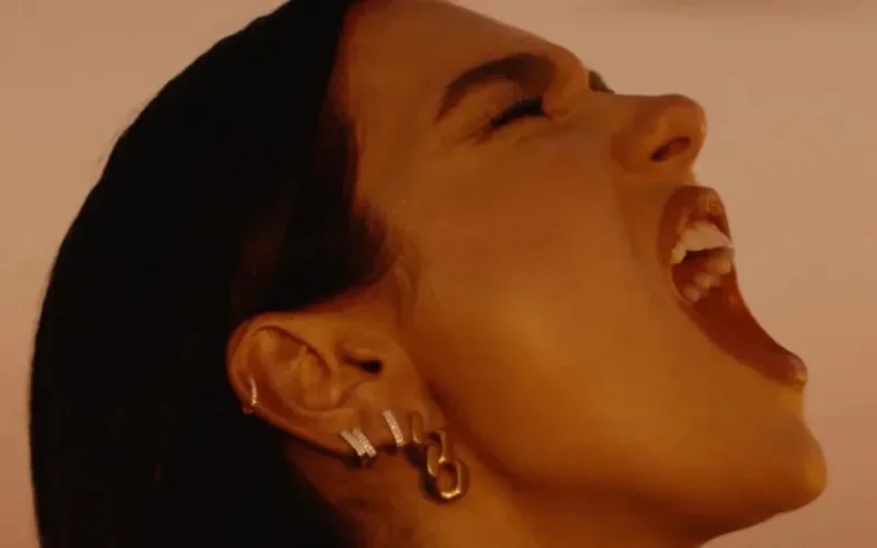 Yves Saint-Laurent et Dua Lipa : une campagne en plein désert marocain