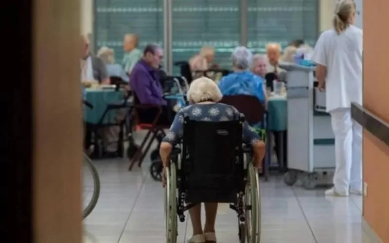 Une Marocaine critique la prise en charge des aînés dans les EHPAD et les hôpitaux français