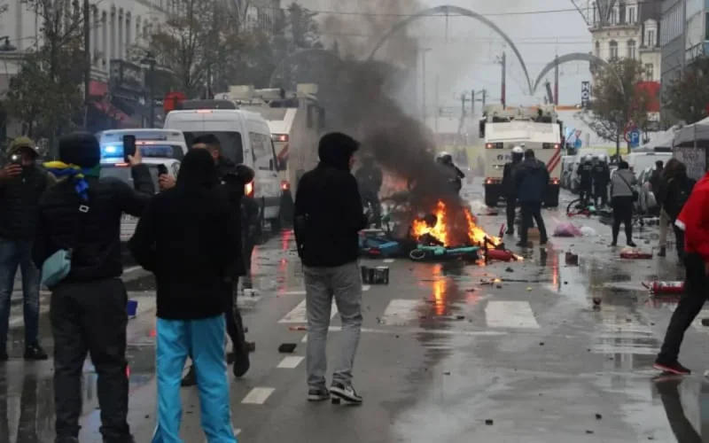 Des heurts violents entre policiers et supporters après le match Maroc-Belgique