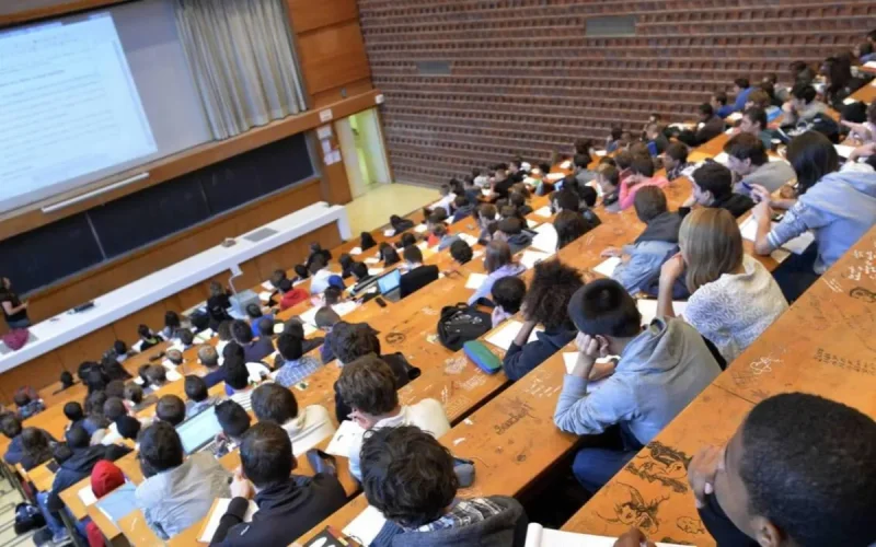 La France ferme un peu plus la porte aux étudiants étrangers