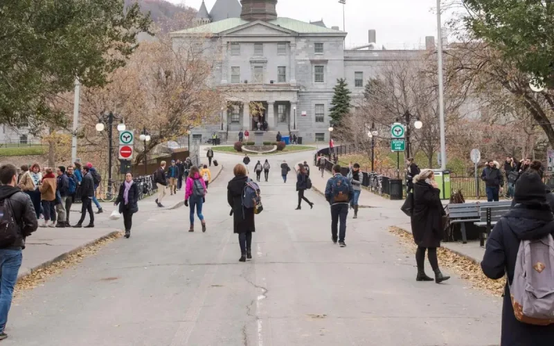 Les étudiants marocains boudent les universités canadiennes
