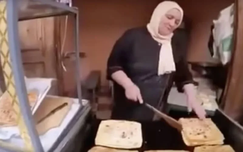 Marrakech : une vendeuse marocaine impressionne un touriste par sa maîtrise de l'anglais 