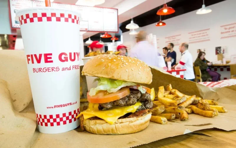 Halal : Five Guys, Quick, Pizza Hut… les chaînes de fast-food s'adaptent en France
