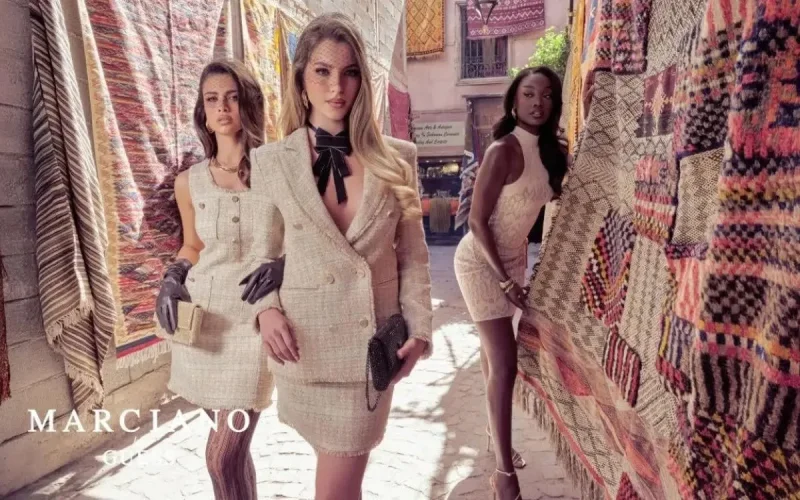 Guess pose ses valises à Marrakech