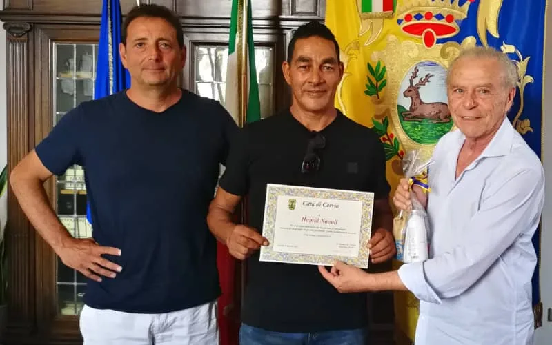 Un Marocain honoré après avoir sauvé 5 jeunes hommes de la noyade