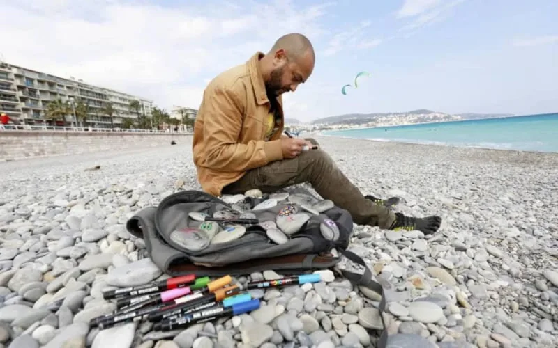À Nice, un Marocain donne de la valeur aux galets