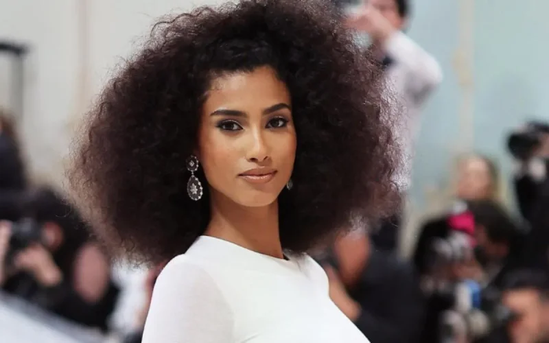Estée Lauder choisit Imaan Hammam comme nouvelle égérie
