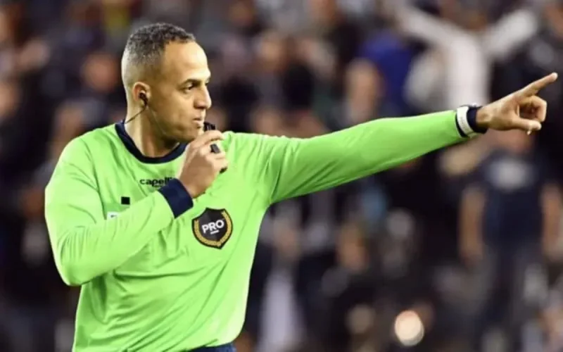 Portrait de l'Américain d'origine marocaine Ismail Elfath, arbitre de Portugal-Ghana