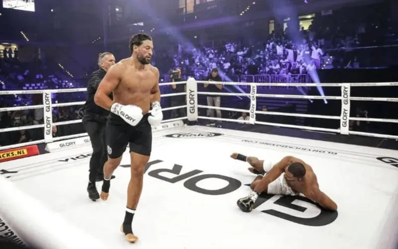 Jamal Ben Saddik gagne par KO face à Benjamin Adegbuyi (vidéo)