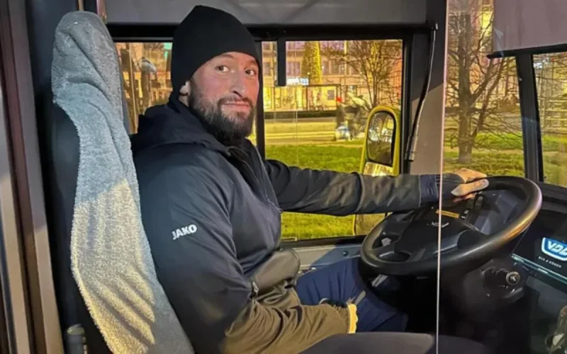 Jamal Ben Saddik : de kickboxeur à chauffeur de bus (photo)