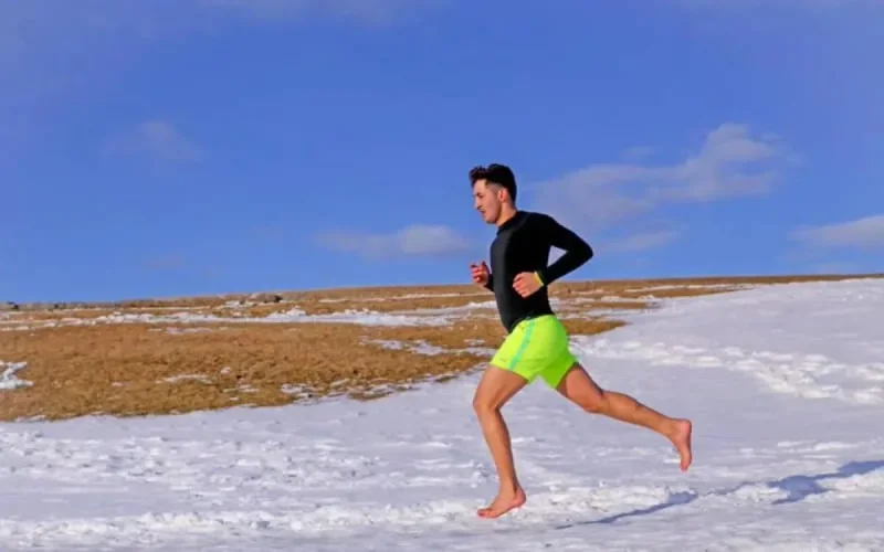 Karim El Hayani pulvérise le record du monde semi-marathon pieds nus sur la neige