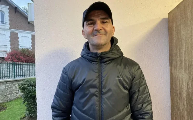 Khaled trouve un sac avec beaucoup d'argent et le remet à sa propriétaire