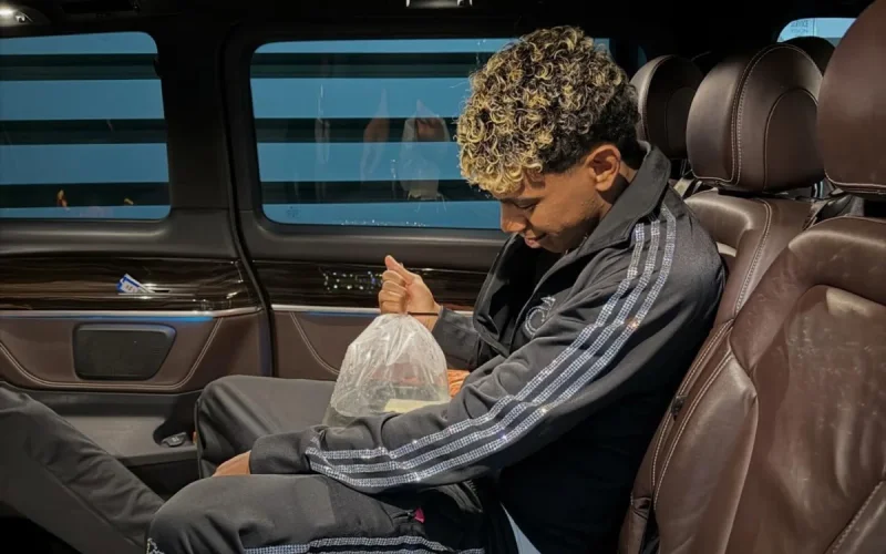 Vacances de luxe à Dubaï : Lamine Yamal offre un cadeau à des enfants