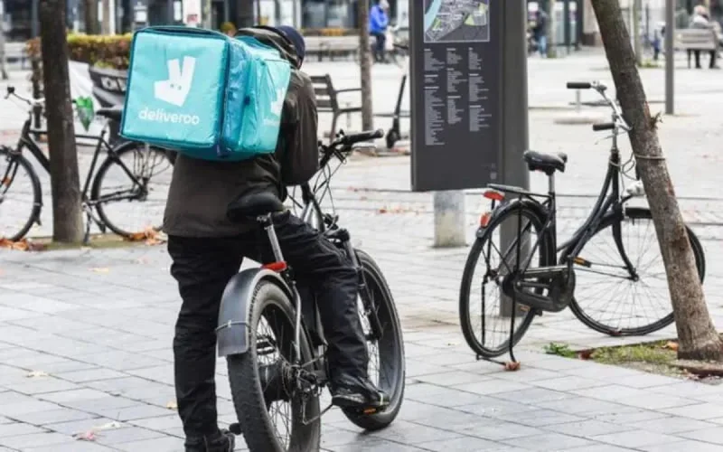 A Bruxelles, la majorité des livreurs à vélo sont sans-papiers