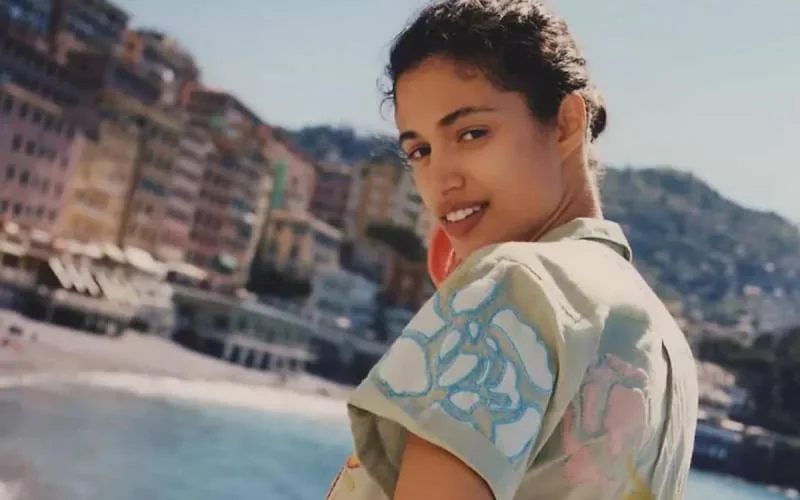 La top marocaine Malika El Maslouhi pose pour Anthropologie 