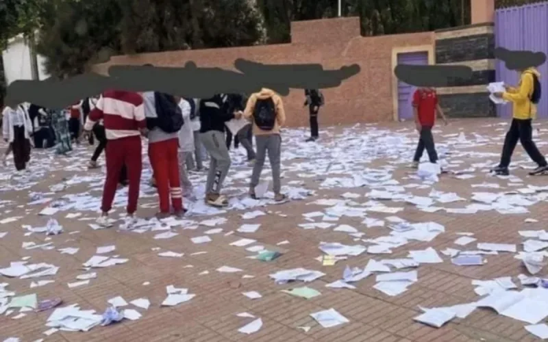 Au Maroc, les élèves fêtent la fin d'année scolaire en déchirant leurs cahiers