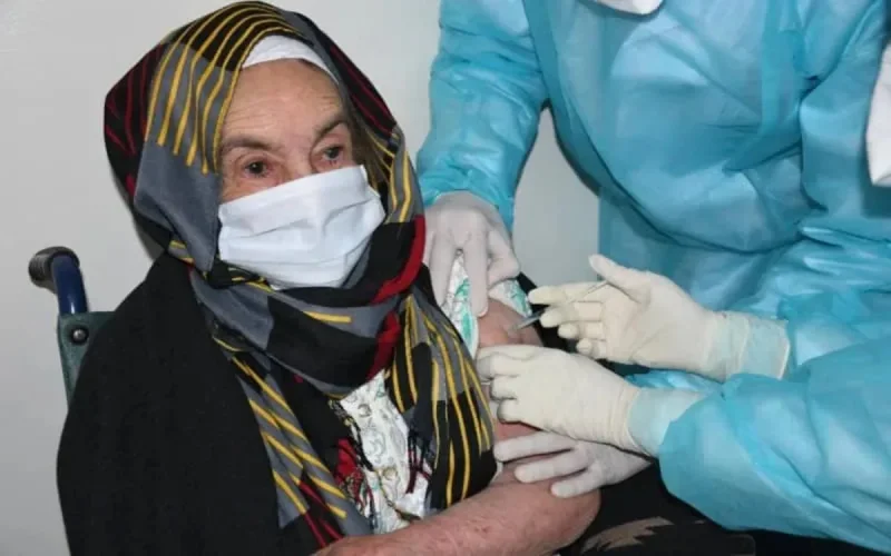 « Le Maroc vaccine deux fois plus vite que la France » (Vidéo)