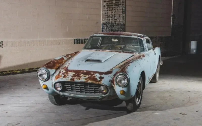 Mohammed V : sa Ferrari emblématique aux enchères (photos)