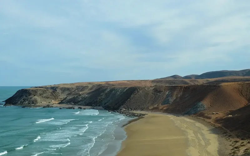Sable à l'infini et silence absolu : Bienvenue à Playa Blanca, le joyau sauvage du Sud marocain