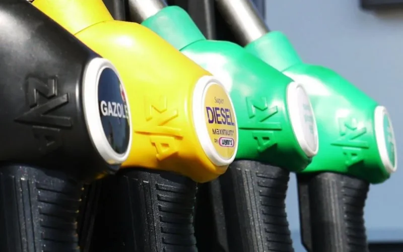 Pourquoi les prix des carburants au Maroc baissent moins vite qu'ailleurs ?