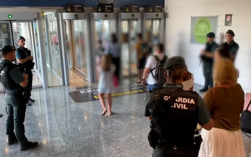 Ils abandonnent leur fille dans un bus en Espagne et tentent de fuir au Maroc