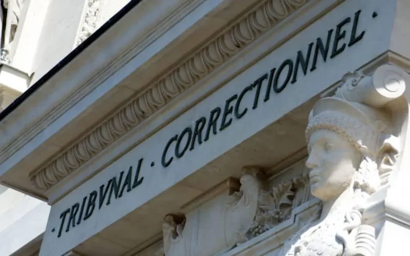 France : accusé de violences conjugales, il fuit au Maroc